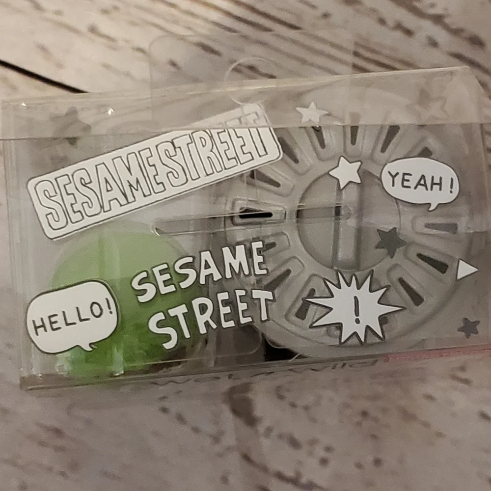 Sesame Street X Wet 'n Wild makeup sponge and case Oscar the Grouch